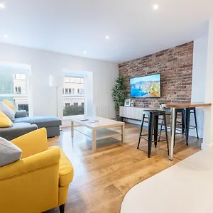 Apartment Modern Canal View Home, In Centre, Sleeps 8, Galway
